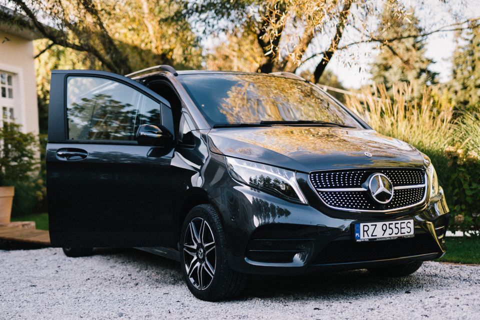 Mercedes V-Class z otwartymi drzwiami kierowcy, widok z przodu z lewej strony.